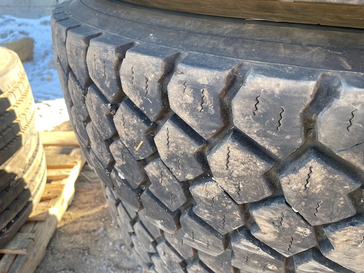 #6000-•-(4)-goodyear-11r22.5-truck-tires-image-4