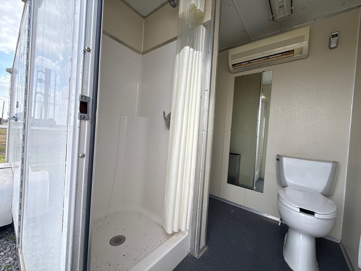 #38234-•-2012-comforts-of-home-22'-t/a-(3)-stall-mobile-shower-&-bathroom-4c9tn2225cm081303-inv#-38234-image-21