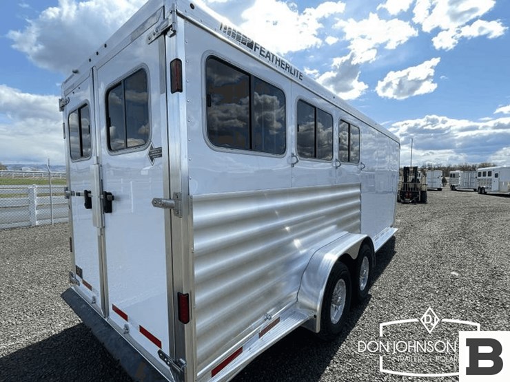 2023-featherlite-7541-304a-3-h-gooseneck-horse-trailer-image-8