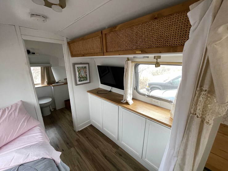 #1435-•-1978-airstream-land-yacht-31'---fully-remodeled,-road-ready-(has-wi-title)-(of)-image-8