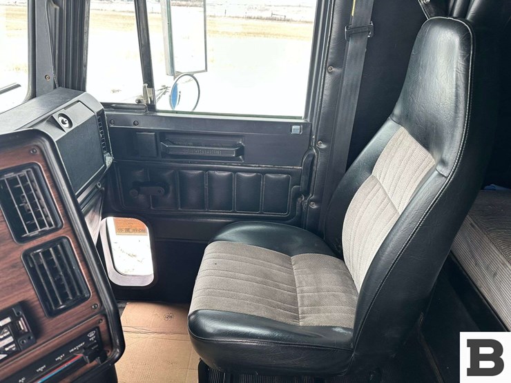 1999-freightliner-fld120-image-85