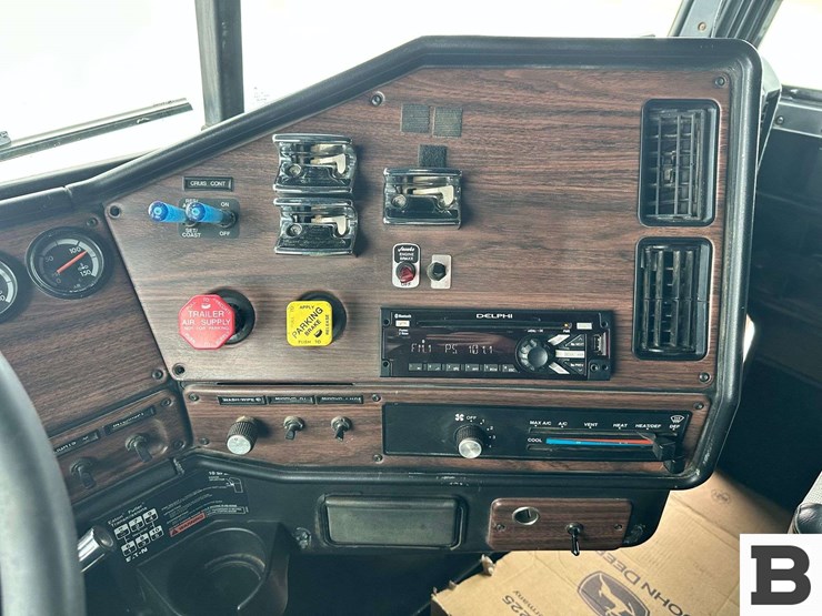 1999-freightliner-fld120-image-95