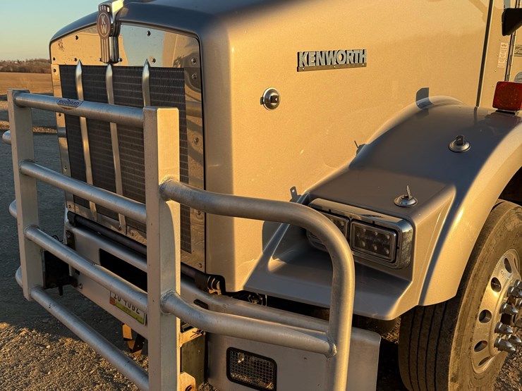 2017-kenworth-t800-image-10