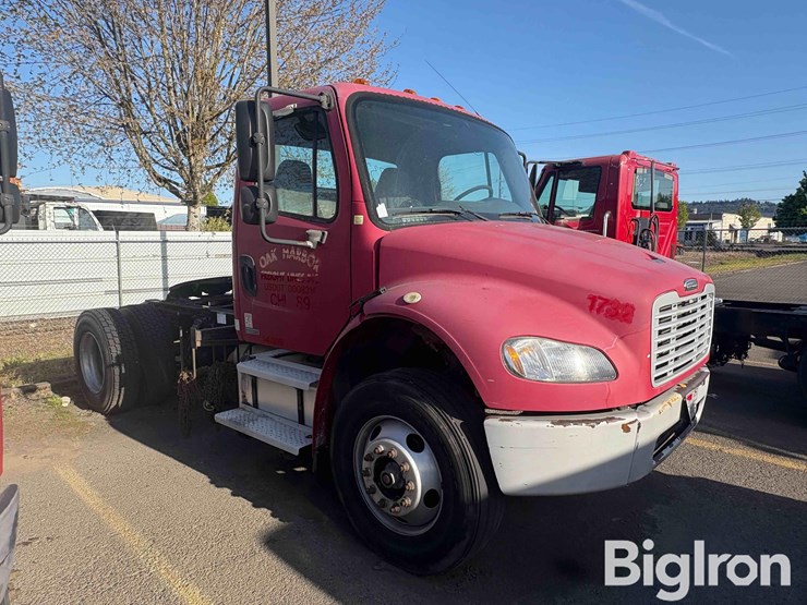 2005-freightliner-m2-106-image-3