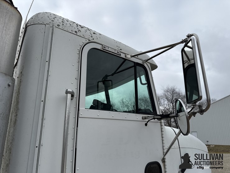 1996-freightliner-fld112-image-19