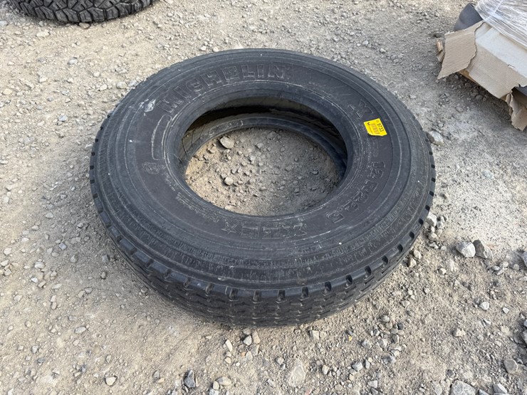 #9733-•-12r22.5-tire-inv#-9733-image-1