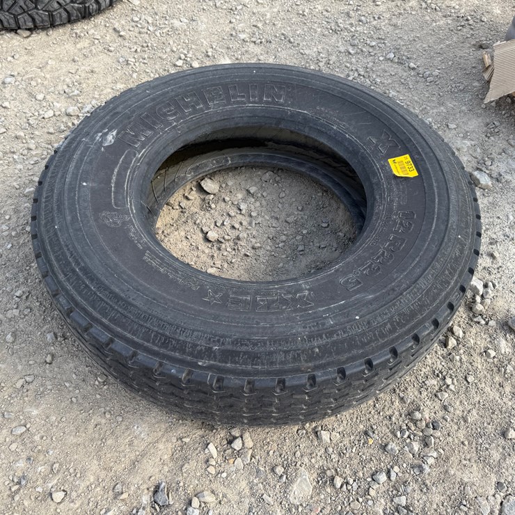 #9733 • 12R22.5 Tire Inv# 9733