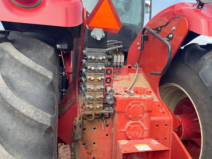 2017-versatile-375-tractor-image-18