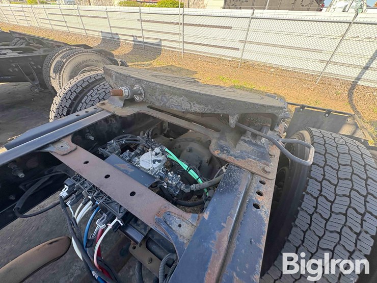 2005-freightliner-m2-106-image-13