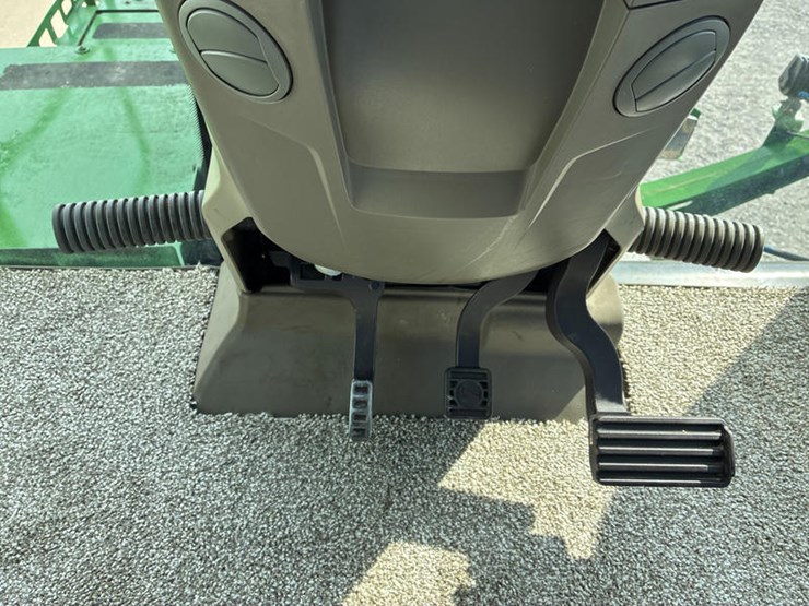 2022-john-deere-600r-image-78