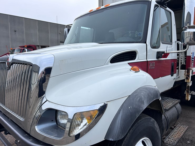 international-7400-image-10