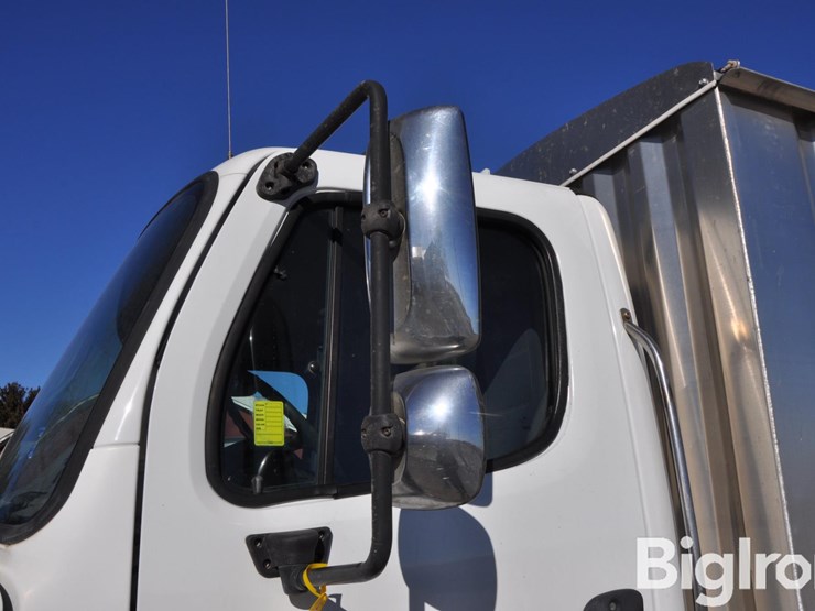 2007-freightliner-m2-106-image-11