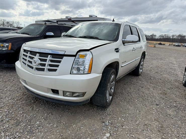 2011-cadillac-escalade-image-1