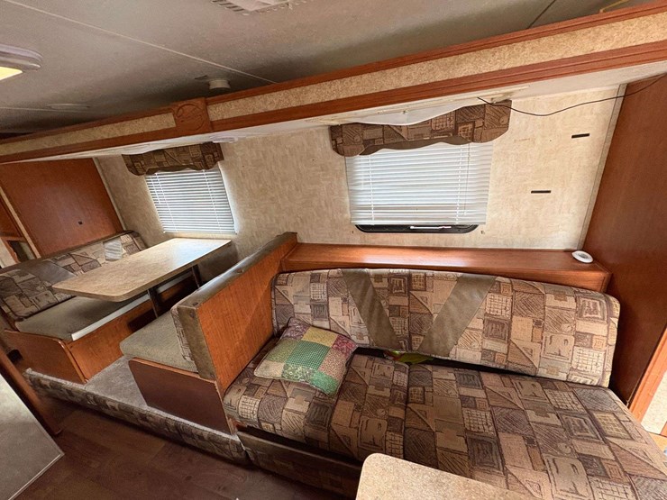 2009-cherokee-"grey-wolf"-pull-behind-travel-trailer-image-17