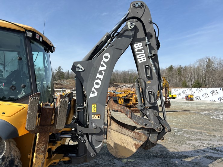 2012-volvo-bl70b-image-45