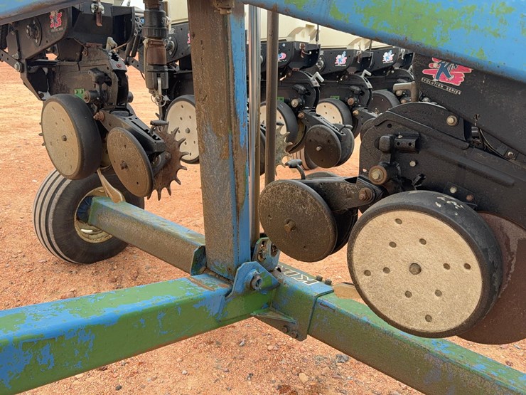 kinze-corn-planter-image-18