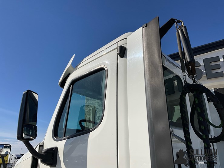 2018-freightliner-cascadia-125-image-14
