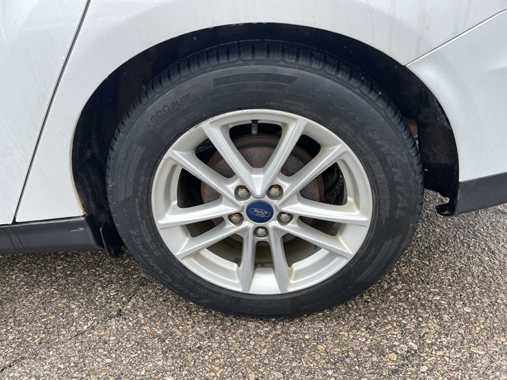 #1428-•-2015-white-ford-focus-se-sedan-(has-wi-title)-image-63