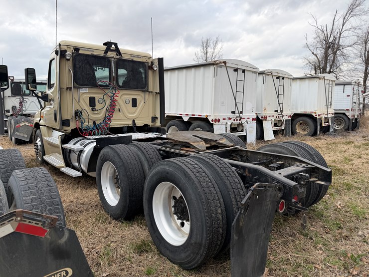 #40952-•-2016-freightliner-t/a-daycab-truck-tractor-3akjged50gshn2261-image-4