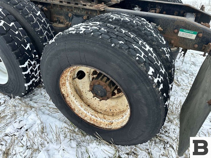 1999-freightliner-fld120-image-47