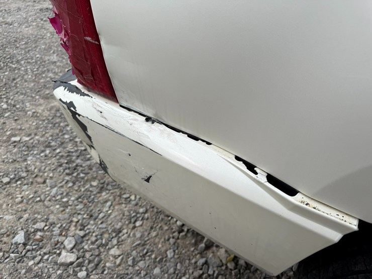 2011-cadillac-escalade-image-29