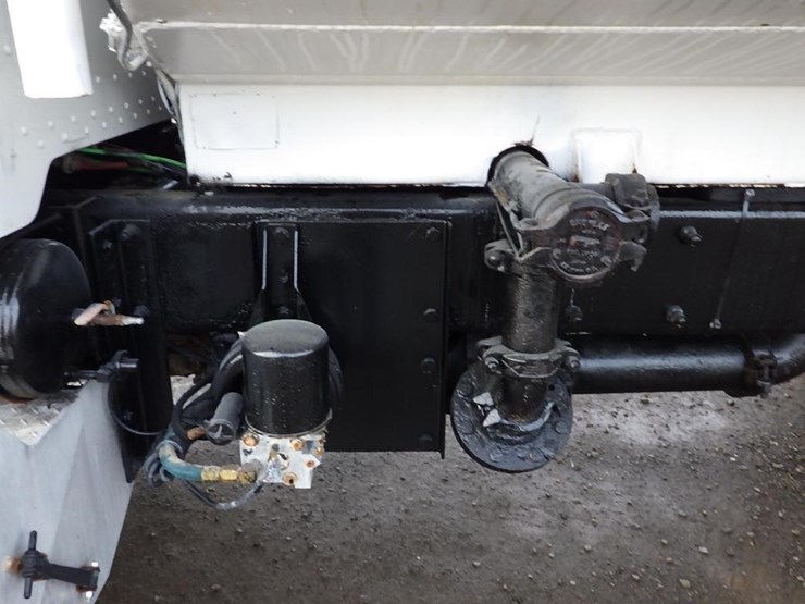 2007-peterbilt-335-image-8