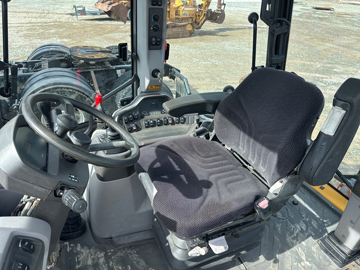 2012-volvo-bl70b-image-98