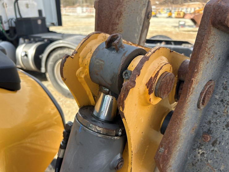 2012-volvo-bl70b-image-39