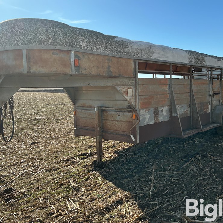 1980 Flying F T/A Livestock Trailer