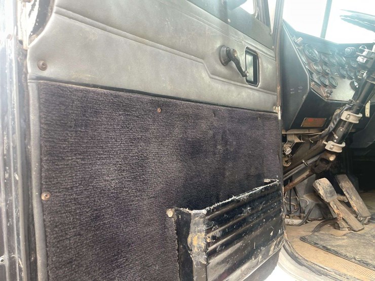 1994-peterbilt-378-image-9