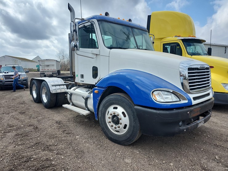 tag-#285,-freightliner-semi-image-17