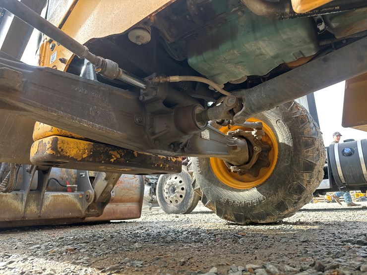 2012-volvo-bl70b-image-111