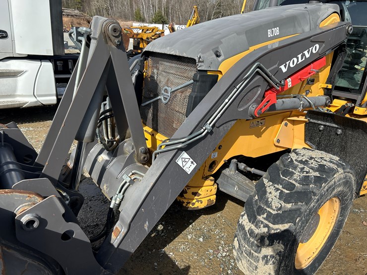 2012-volvo-bl70b-image-34