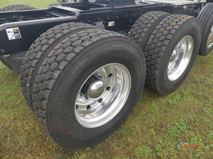 2025-peterbilt-567-image-9