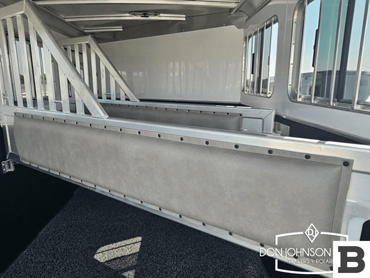 2024-featherlite-9400-73pt-3-h-horse-trailer-image-10