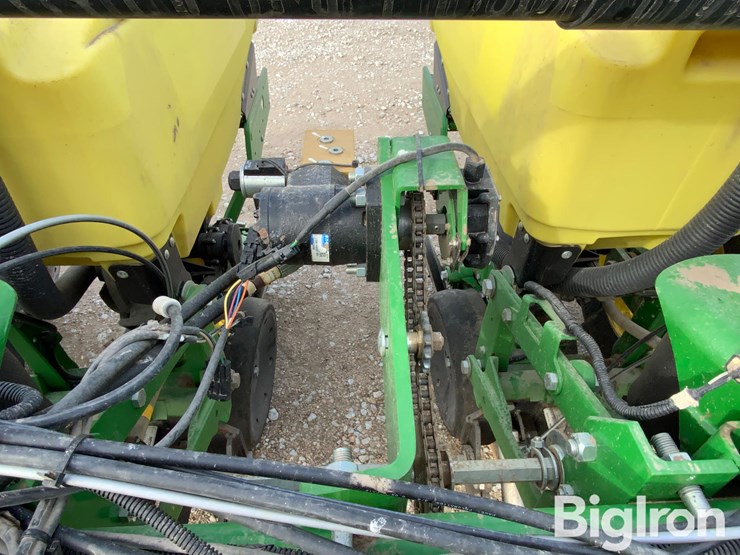 2018-john-deere-1725-image-13