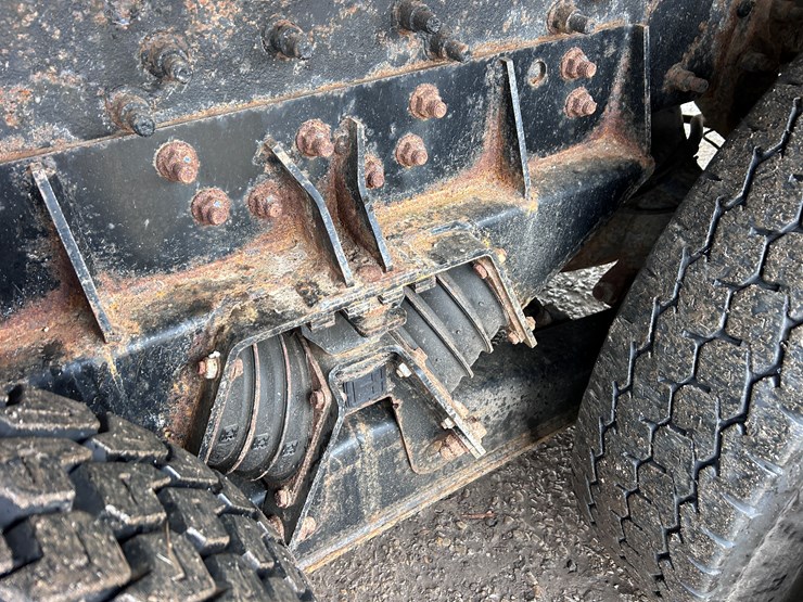 international-7400-image-34