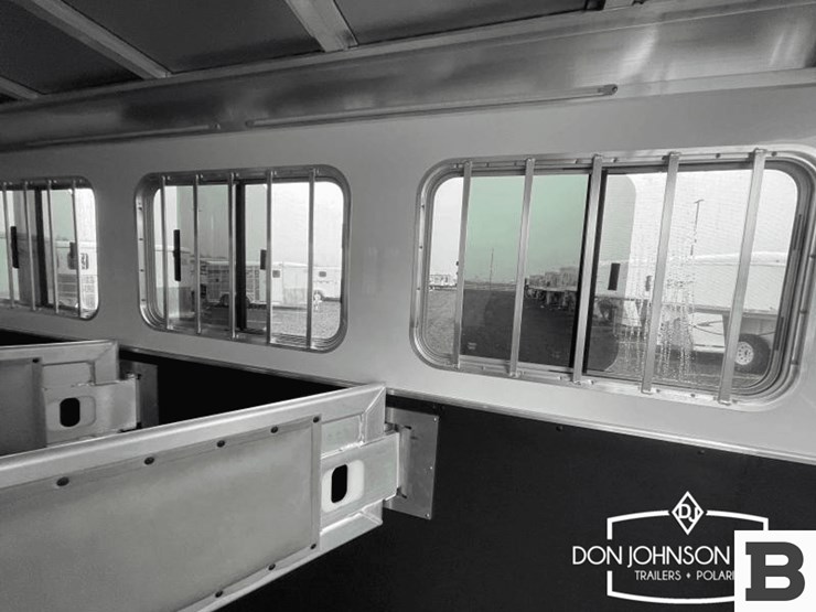 2024-featherlite-9600-7350-3-h-gooseneck-horse-trailer-image-13