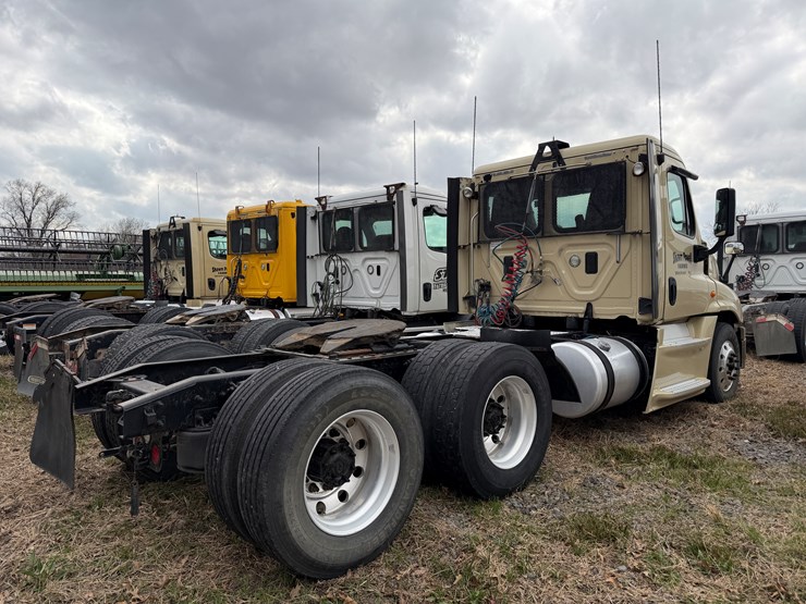 #40952-•-2016-freightliner-t/a-daycab-truck-tractor-3akjged50gshn2261-image-3