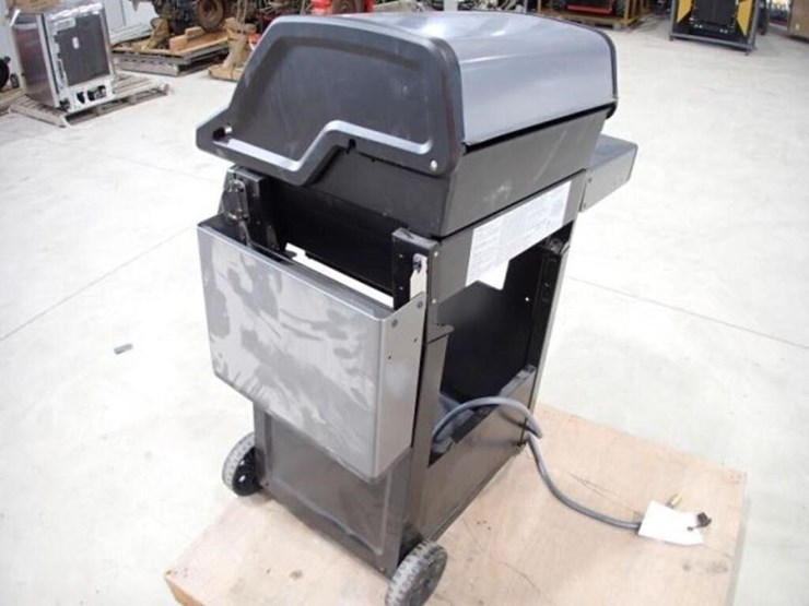 napoleon-f365-3-burner-natural-gas-bbq-image-2