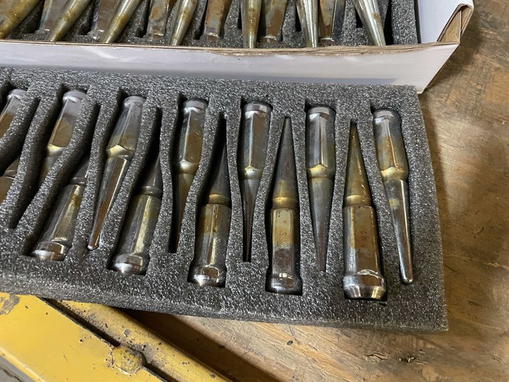 #2311-•-set-of-32-spiked-lug-nuts-(pr12)-image-2