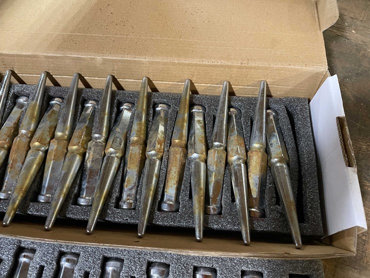 #2311-•-set-of-32-spiked-lug-nuts-(pr12)-image-4