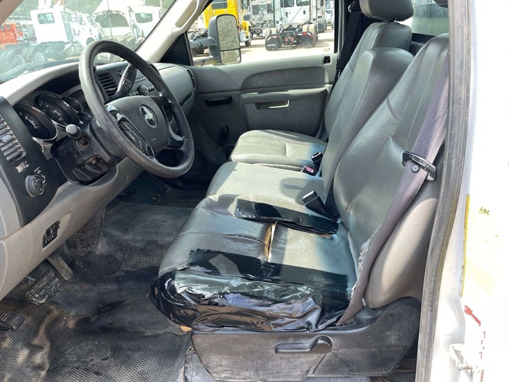 2010-chevrolet-silverado-3500-image-12