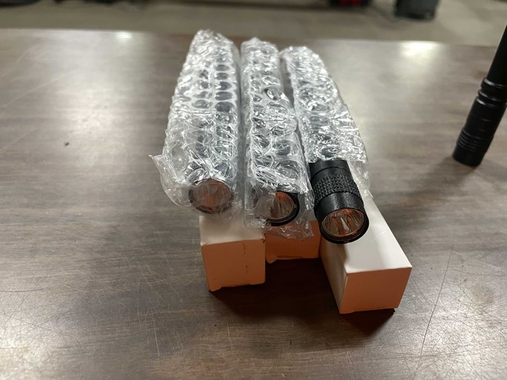 #2282-•-(4)-led-mechanic's-flashlights-(pr10)-image-4