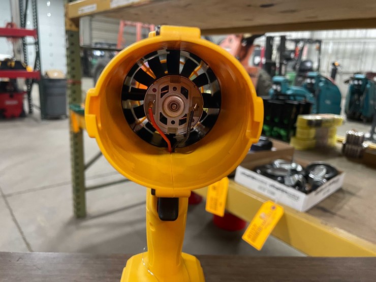 #2292-•-cordless-leaf-blower-with-21-volt-li-ion-battery-and-charger-(pr11)-image-4