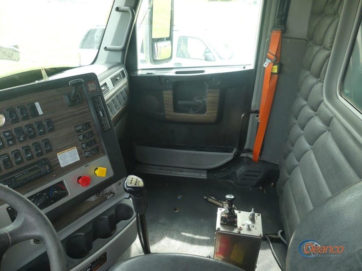 2016-freightliner-122sd-image-15