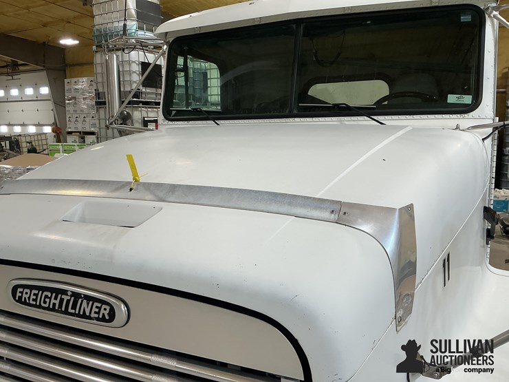 1999-freightliner-fld112-image-11