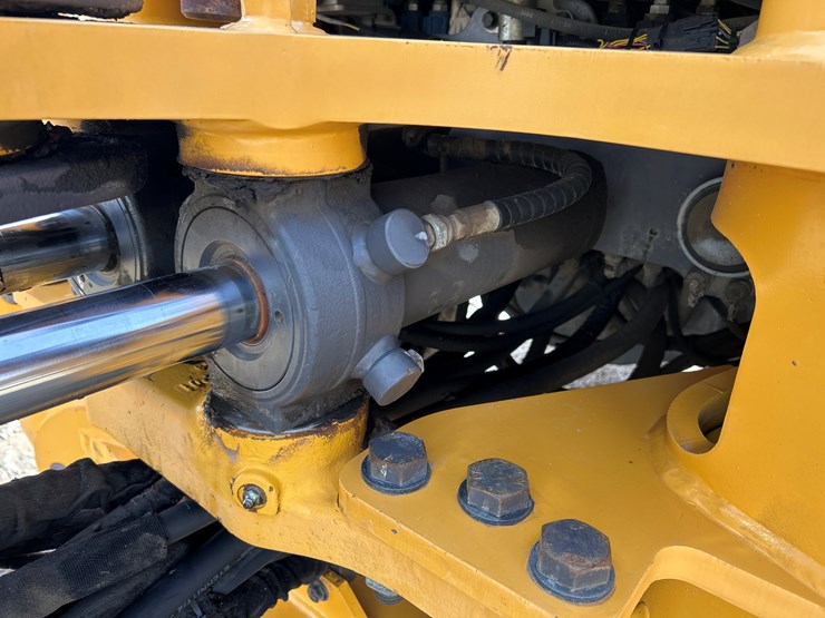 2012-volvo-bl70b-image-61