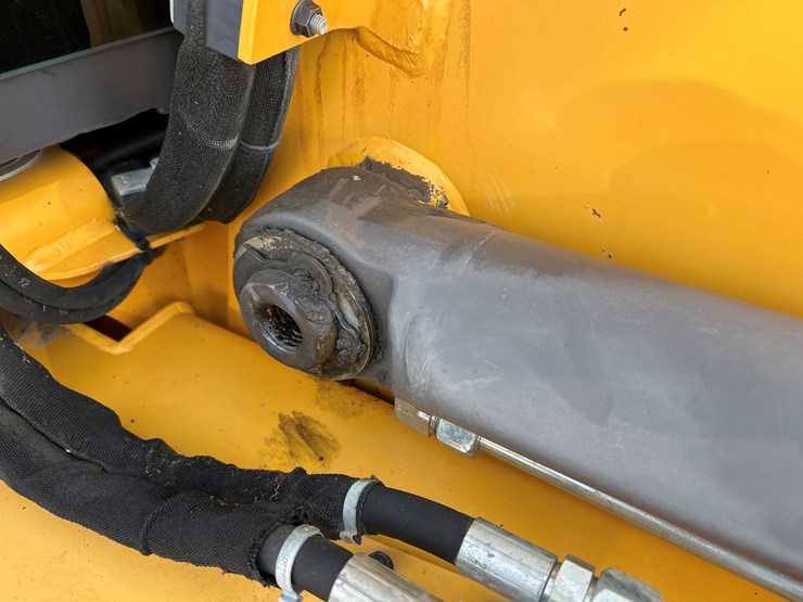 2012-volvo-bl70b-image-30