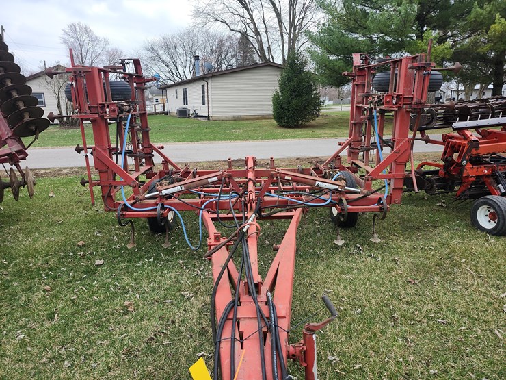 tag-#96,-18.5'-field-cultivator-image-12